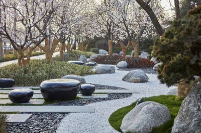 景觀置石方法大全_石材 : 園林作為一門藝術(shù),對(duì)于意境有著很高的要求,除了普遍的山、水組合,&ldquo;石&rdquo;作為現(xiàn)代園林中也是必不可少的元素之一,帶個(gè)人們無(wú)窮的想象空間和精神享受。 以石材或仿石材布置成自然露巖景觀的造景手法被稱之為置石,置石&hellip;